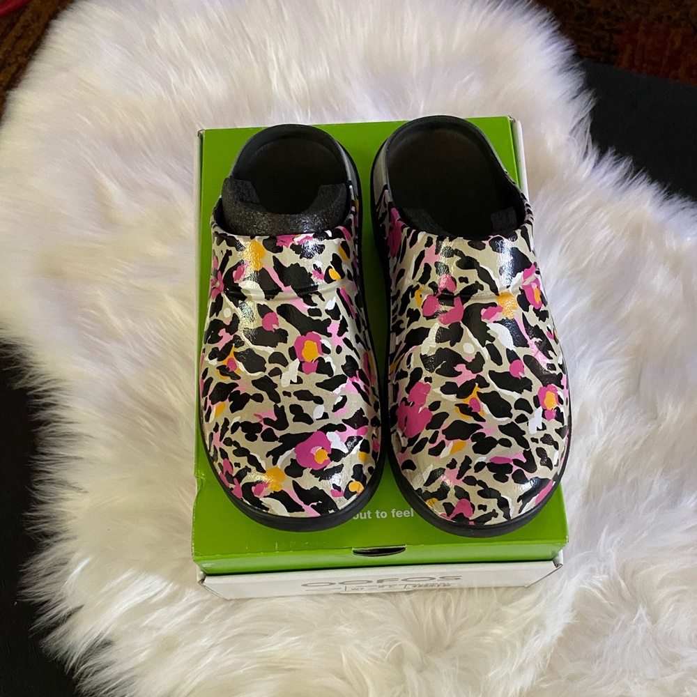 Oofos clogs